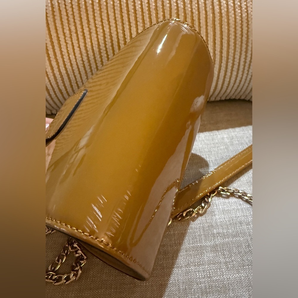 ✨ Retro Mustard Patent Half-Moon Crossbody Bag - Vintage Vibe! ✨ - Picture 7 of 8